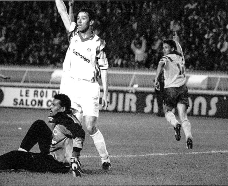 Coppa Uefa 1992-1993. Semifinale Paris Saint Germain-Juventus 0-1. Baggio esultante dopo essere andato a rete, a sinistra i francesi Lama e Le Guen. La Juventus si aggiudicher il trofeo battendo in finale il Borussia Dortmund